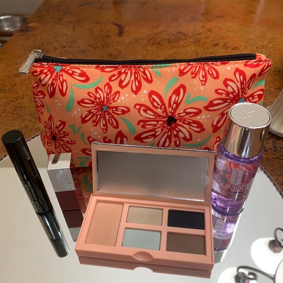 Clinique Eyeshadow-blush, Mascara, Lipstick, makeup remover w/ cosmetic bag - Picture 1 of 6